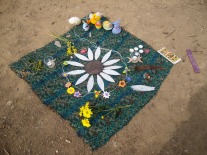 altar de Ostara después del ritual, con mandala floral hecha colectivamente