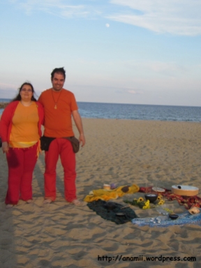 litha, solsticio de verano, al lado del altar en la playa con luna llena, 2013